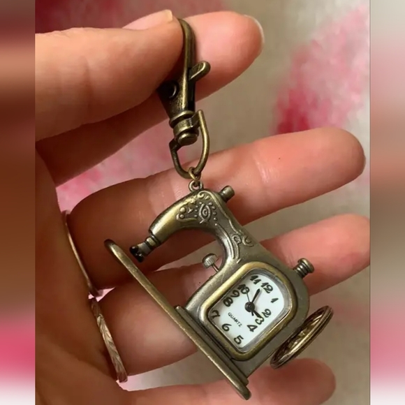 New sewing machine seamstress Quartz keychain pocket watch - Picture 1 of 6